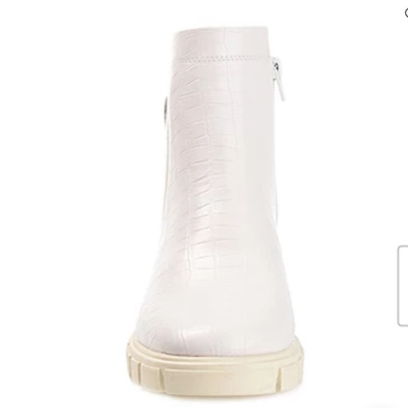 Journee Collection Jeeva Ivory Boots Size 11 M New - Picture 3 of 9